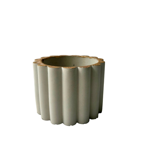 Concrete planter with ribbed design 